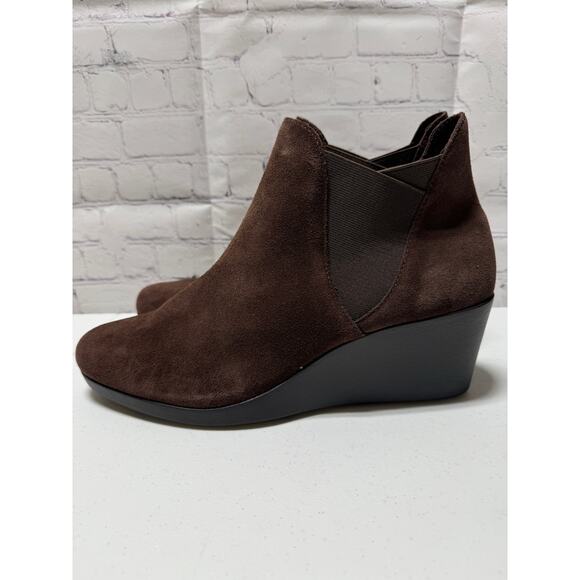Women's CROCS Leigh Wedge Chelsea ankle boot like new Size 11w - Picture 1 of 9